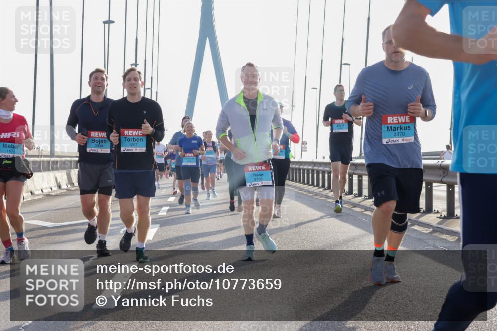 03.10.2026 - Köhlbrandbrückenlauf Yannick Fuchs http://msf.ph/oto/10773659 03.10.2026 09:32:27 Position 1 1677, 2994, 1087, 3764, 2370 meine-sportfotos.de