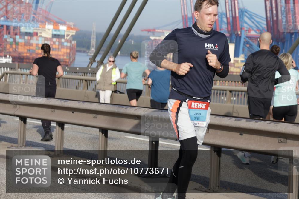 03.10.2026 - Köhlbrandbrückenlauf Yannick Fuchs http://msf.ph/oto/10773671 03.10.2026 09:36:53 Position 2 3798 meine-sportfotos.de