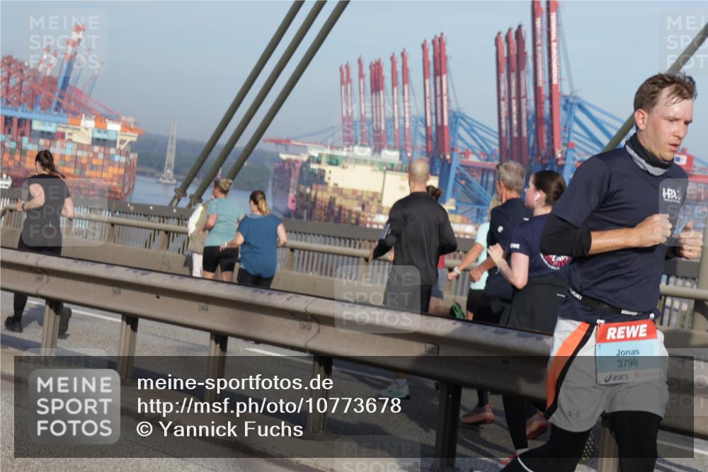 03.10.2026 - Köhlbrandbrückenlauf Yannick Fuchs http://msf.ph/oto/10773678 03.10.2026 09:36:53 Position 2 3798 meine-sportfotos.de