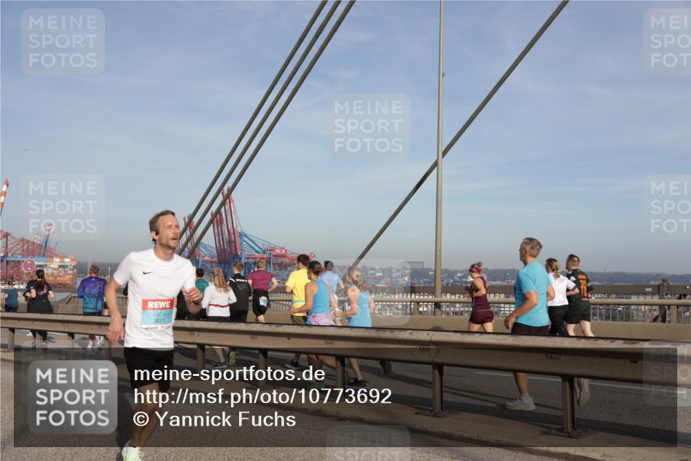 03.10.2026 - Köhlbrandbrückenlauf Yannick Fuchs http://msf.ph/oto/10773692 03.10.2026 09:36:57 Position 2 3837 meine-sportfotos.de