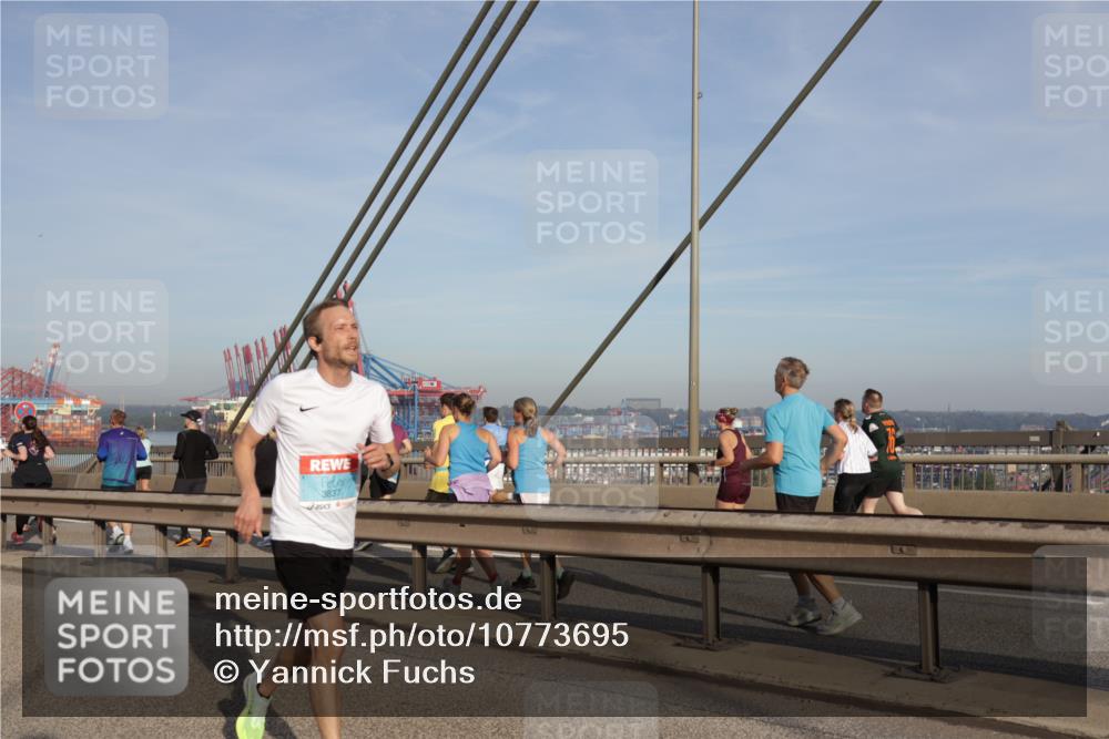 03.10.2026 - Köhlbrandbrückenlauf Yannick Fuchs http://msf.ph/oto/10773695 03.10.2026 09:36:57 Position 2 3837 meine-sportfotos.de