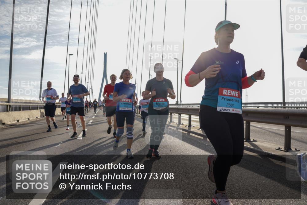 03.10.2026 - Köhlbrandbrückenlauf Yannick Fuchs http://msf.ph/oto/10773708 03.10.2026 09:32:33 Position 1 2605, 2681, 2628 meine-sportfotos.de