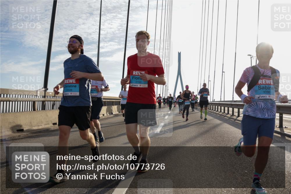 03.10.2026 - Köhlbrandbrückenlauf Yannick Fuchs http://msf.ph/oto/10773726 03.10.2026 09:32:34 Position 1 3328, 3150, 1036 meine-sportfotos.de