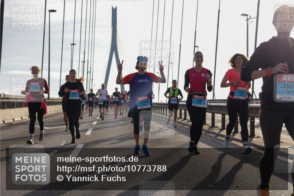 03.10.2026 - Köhlbrandbrückenlauf Yannick Fuchs http://msf.ph/oto/10773788 03.10.2026 09:32:39 Position 1 1837, 1849, 1847, 251 meine-sportfotos.de