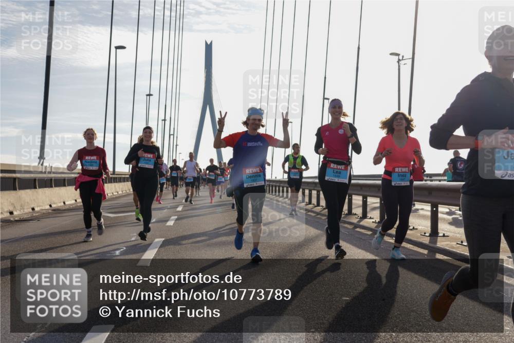 03.10.2026 - Köhlbrandbrückenlauf Yannick Fuchs http://msf.ph/oto/10773789 03.10.2026 09:32:39 Position 1 1566, 1849, 1847 meine-sportfotos.de