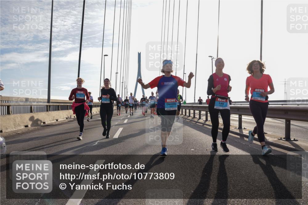 03.10.2026 - Köhlbrandbrückenlauf Yannick Fuchs http://msf.ph/oto/10773809 03.10.2026 09:32:40 Position 1 1837, 1847, 1849 meine-sportfotos.de