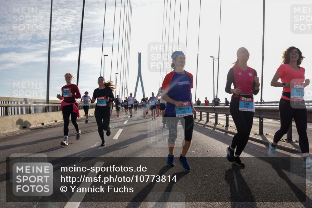03.10.2026 - Köhlbrandbrückenlauf Yannick Fuchs http://msf.ph/oto/10773814 03.10.2026 09:32:40 Position 1 1837, 1849, 1847 meine-sportfotos.de