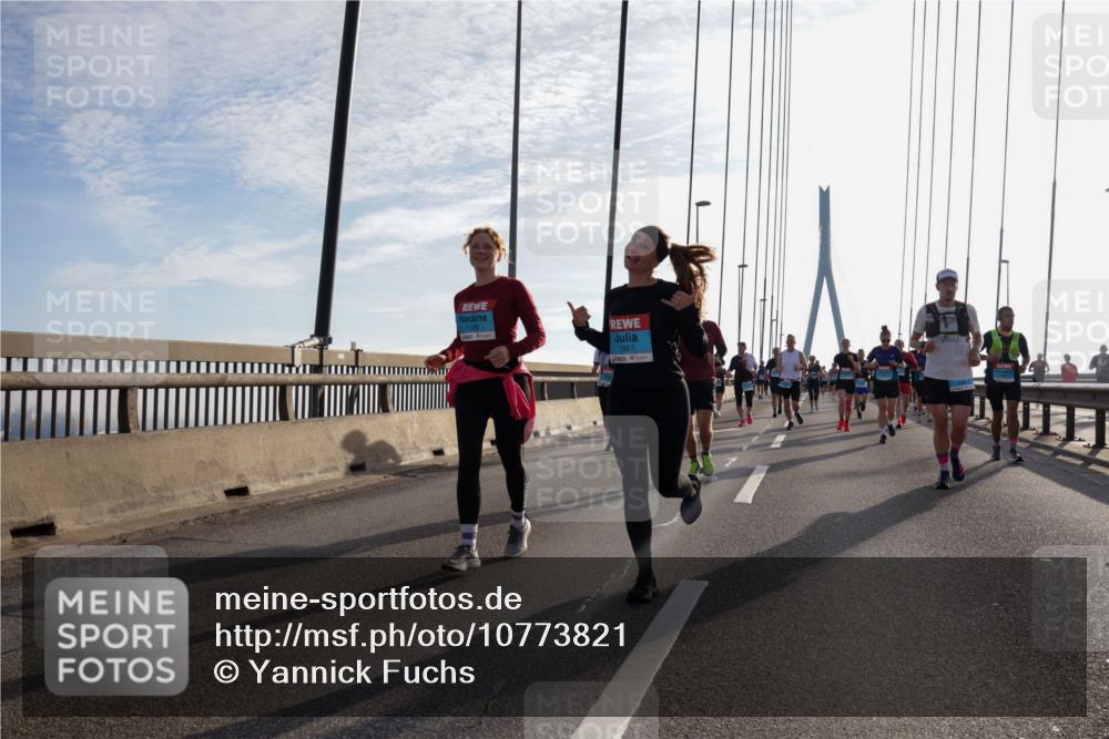 03.10.2026 - Köhlbrandbrückenlauf Yannick Fuchs http://msf.ph/oto/10773821 03.10.2026 09:32:41 Position 1 1566, 1567 meine-sportfotos.de