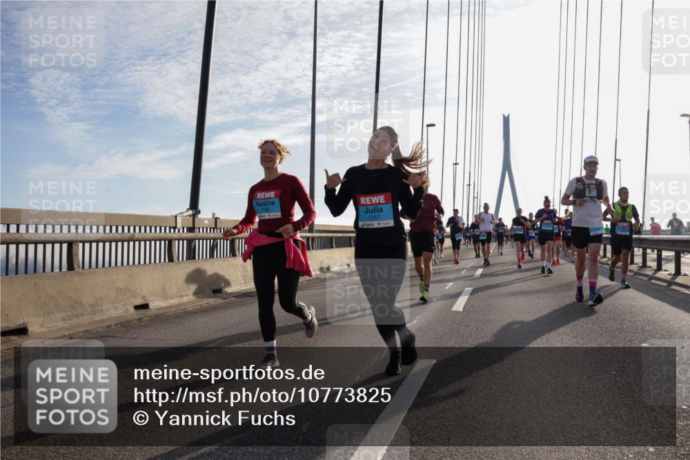 03.10.2026 - Köhlbrandbrückenlauf Yannick Fuchs http://msf.ph/oto/10773825 03.10.2026 09:32:41 Position 1 1566, 1567 meine-sportfotos.de