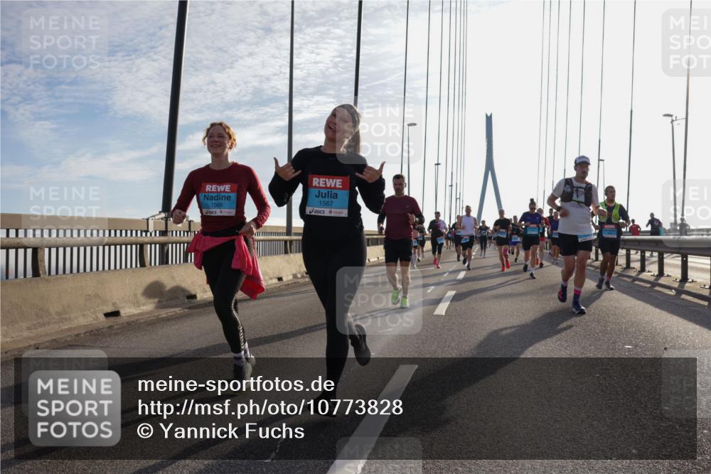 03.10.2026 - Köhlbrandbrückenlauf Yannick Fuchs http://msf.ph/oto/10773828 03.10.2026 09:32:41 Position 1 1566, 1567 meine-sportfotos.de