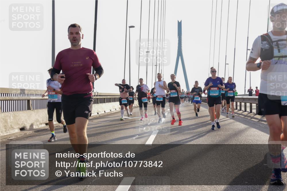 03.10.2026 - Köhlbrandbrückenlauf Yannick Fuchs http://msf.ph/oto/10773842 03.10.2026 09:32:43 Position 1 21, 0975 meine-sportfotos.de