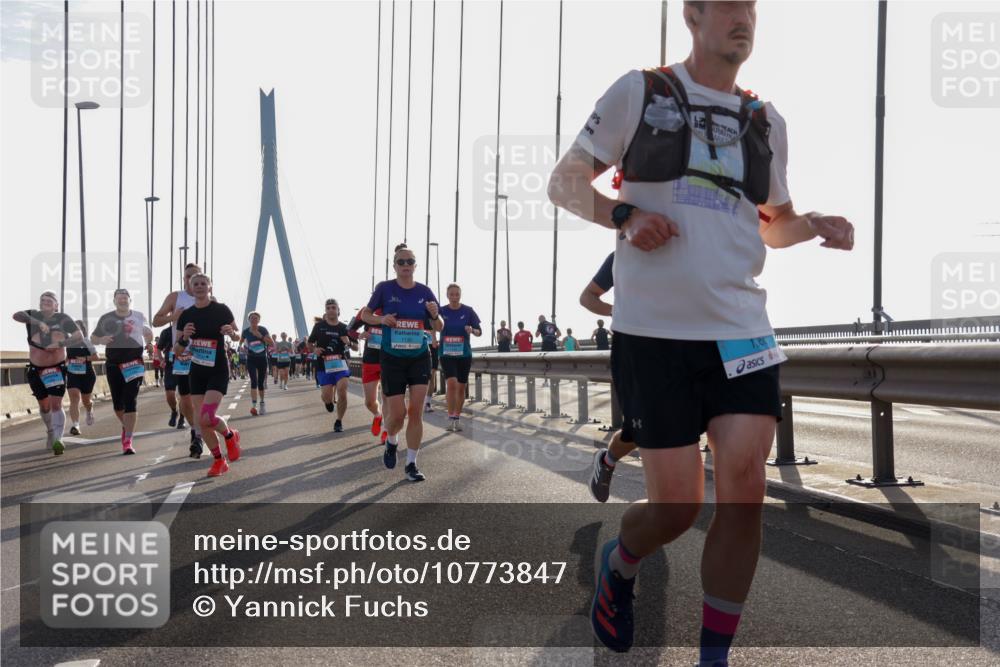 03.10.2026 - Köhlbrandbrückenlauf Yannick Fuchs http://msf.ph/oto/10773847 03.10.2026 09:32:43 Position 1 1130, 1300 meine-sportfotos.de