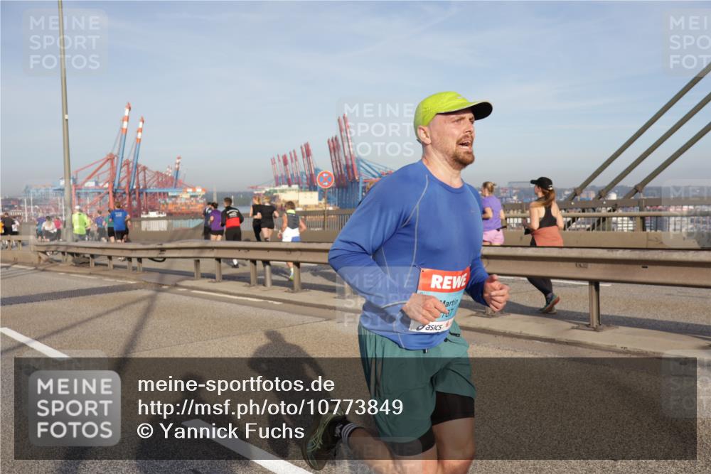 03.10.2026 - Köhlbrandbrückenlauf Yannick Fuchs http://msf.ph/oto/10773849 03.10.2026 09:37:28 Position 2 737 meine-sportfotos.de