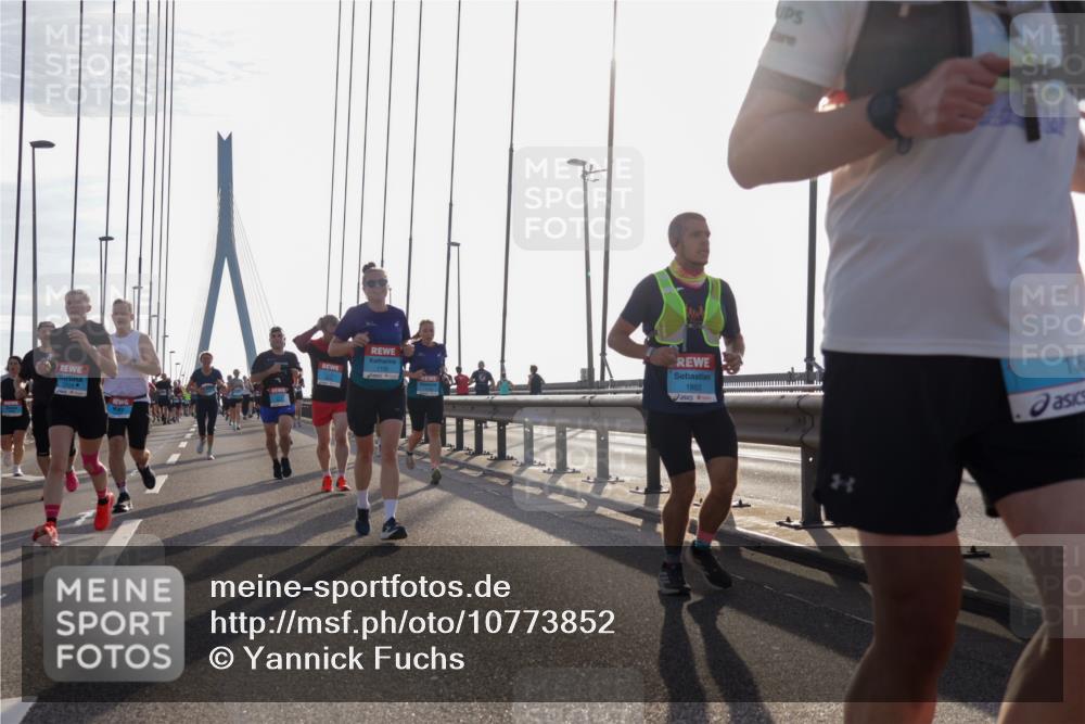 03.10.2026 - Köhlbrandbrückenlauf Yannick Fuchs http://msf.ph/oto/10773852 03.10.2026 09:32:43 Position 1 3124, 1130, 1882, 1, 6 meine-sportfotos.de