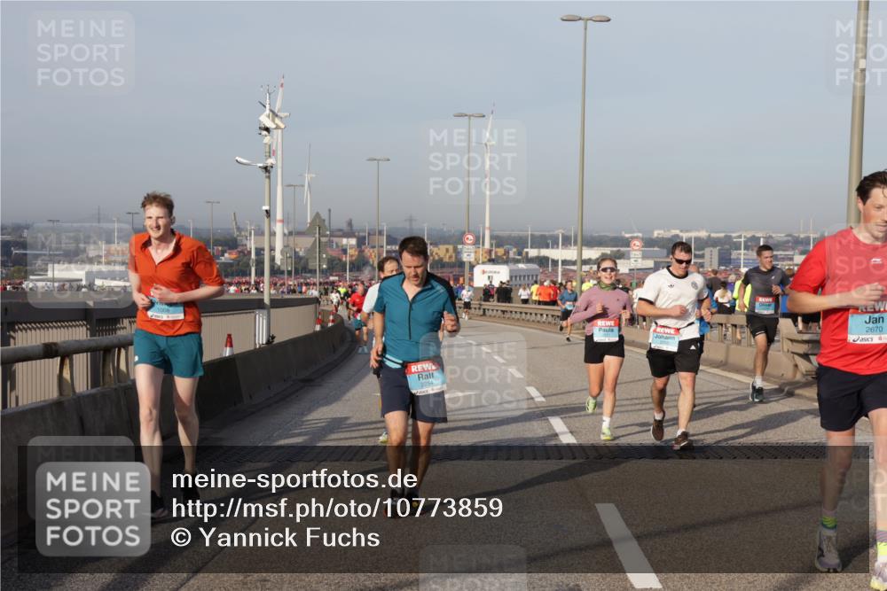 03.10.2026 - Köhlbrandbrückenlauf Yannick Fuchs http://msf.ph/oto/10773859 03.10.2026 09:37:32 Position 2 2254, 2203, 2670 meine-sportfotos.de