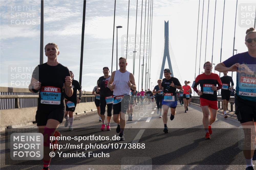03.10.2026 - Köhlbrandbrückenlauf Yannick Fuchs http://msf.ph/oto/10773868 03.10.2026 09:32:45 Position 1 3124, 3835, 1128, 1130 meine-sportfotos.de