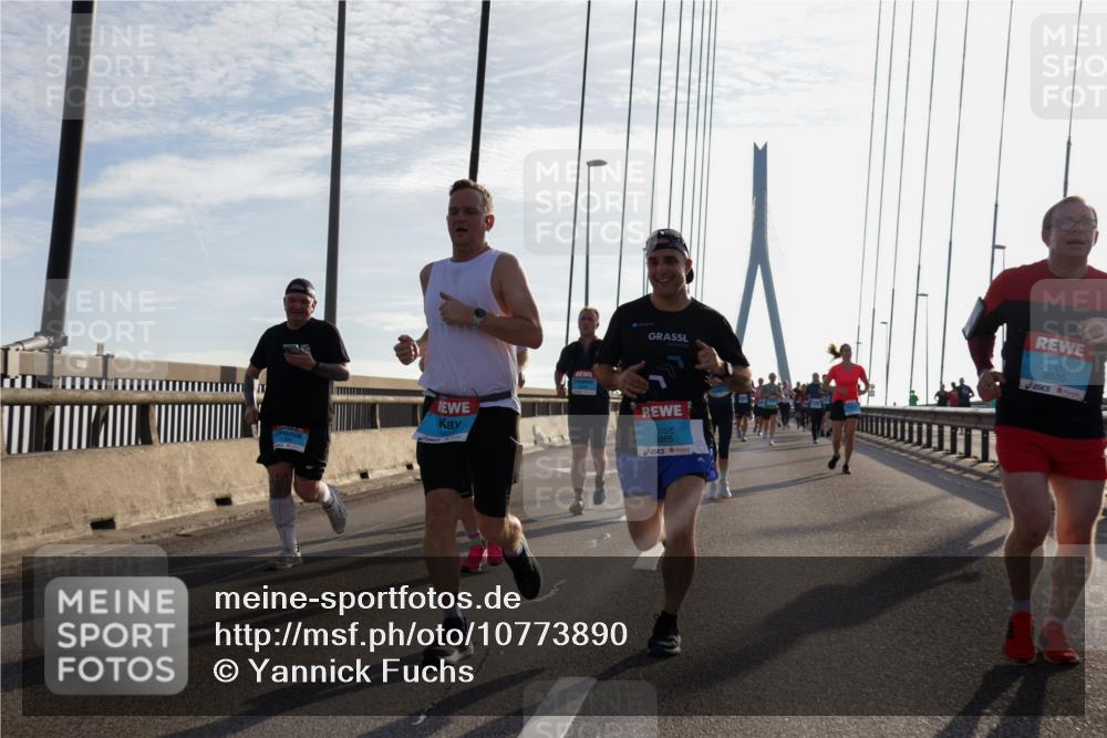 03.10.2026 - Köhlbrandbrückenlauf Yannick Fuchs http://msf.ph/oto/10773890 03.10.2026 09:32:46 Position 1 3835, 3865 meine-sportfotos.de