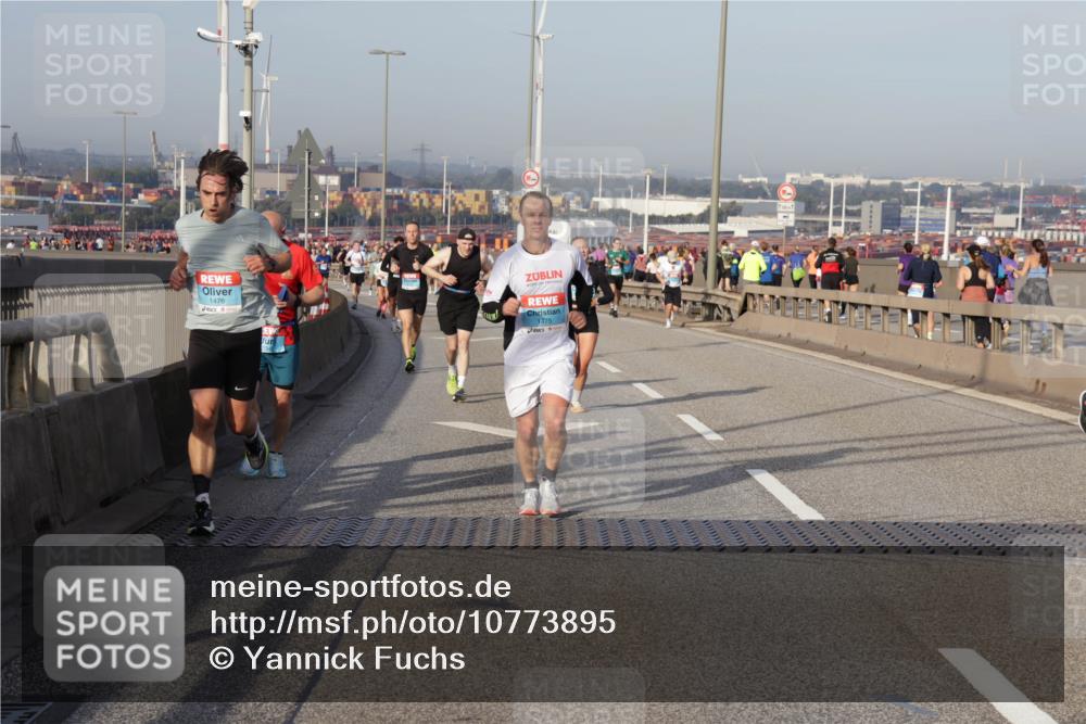 03.10.2026 - Köhlbrandbrückenlauf Yannick Fuchs http://msf.ph/oto/10773895 03.10.2026 09:37:40 Position 2 1476, 1475 meine-sportfotos.de