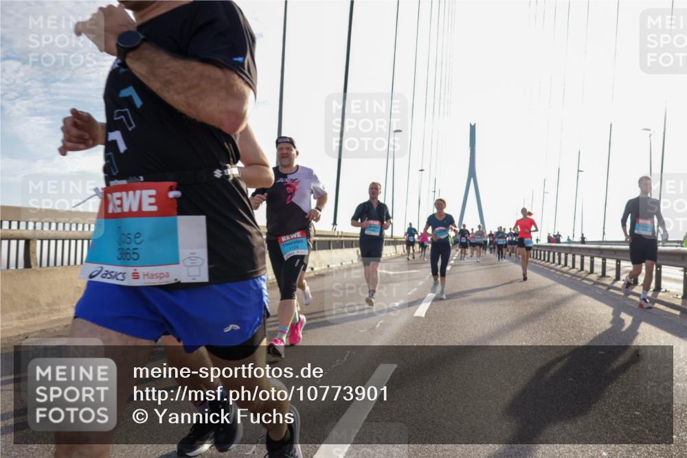 03.10.2026 - Köhlbrandbrückenlauf Yannick Fuchs http://msf.ph/oto/10773901 03.10.2026 09:32:47 Position 1 3865, 1128 meine-sportfotos.de