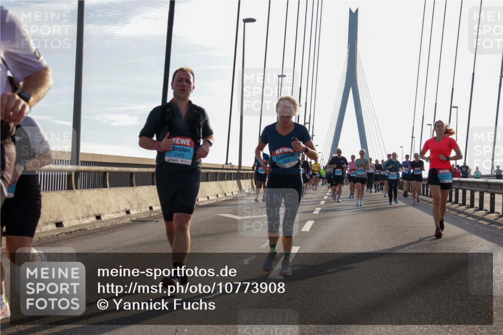03.10.2026 - Köhlbrandbrückenlauf Yannick Fuchs http://msf.ph/oto/10773908 03.10.2026 09:32:47 Position 1 2429, 2968 meine-sportfotos.de