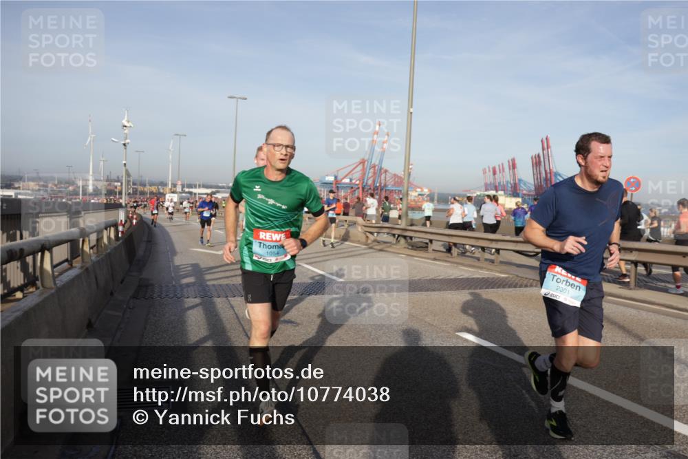03.10.2026 - Köhlbrandbrückenlauf Yannick Fuchs http://msf.ph/oto/10774038 03.10.2026 09:37:59 Position 2 1054, 2301 meine-sportfotos.de