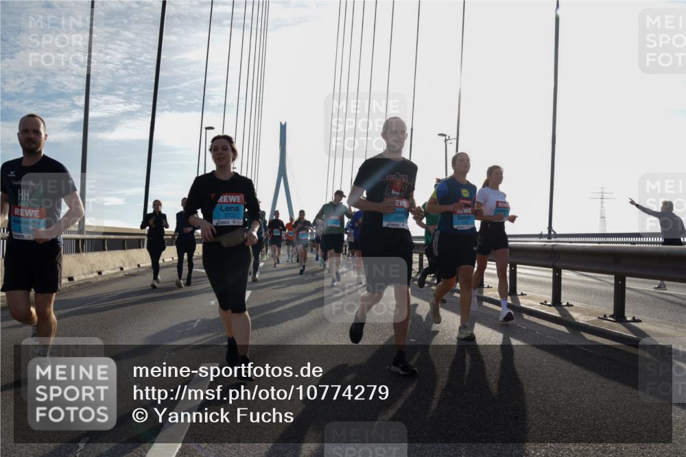 03.10.2026 - Köhlbrandbrückenlauf Yannick Fuchs http://msf.ph/oto/10774279 03.10.2026 09:33:19 Position 1 3702, 3703, 2975 meine-sportfotos.de