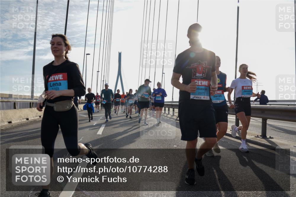 03.10.2026 - Köhlbrandbrückenlauf Yannick Fuchs http://msf.ph/oto/10774288 03.10.2026 09:33:19 Position 1 3703, 2975, 1943, 1058 meine-sportfotos.de