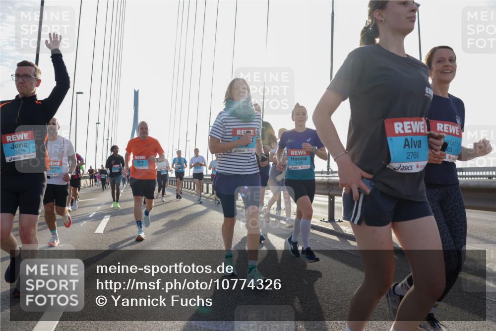 03.10.2026 - Köhlbrandbrückenlauf Yannick Fuchs http://msf.ph/oto/10774326 03.10.2026 09:33:24 Position 1 3415, 3126, 2766, 63 meine-sportfotos.de