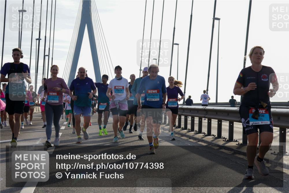 03.10.2026 - Köhlbrandbrückenlauf Yannick Fuchs http://msf.ph/oto/10774398 03.10.2026 09:33:30 Position 1 1888, 1417, 235 meine-sportfotos.de