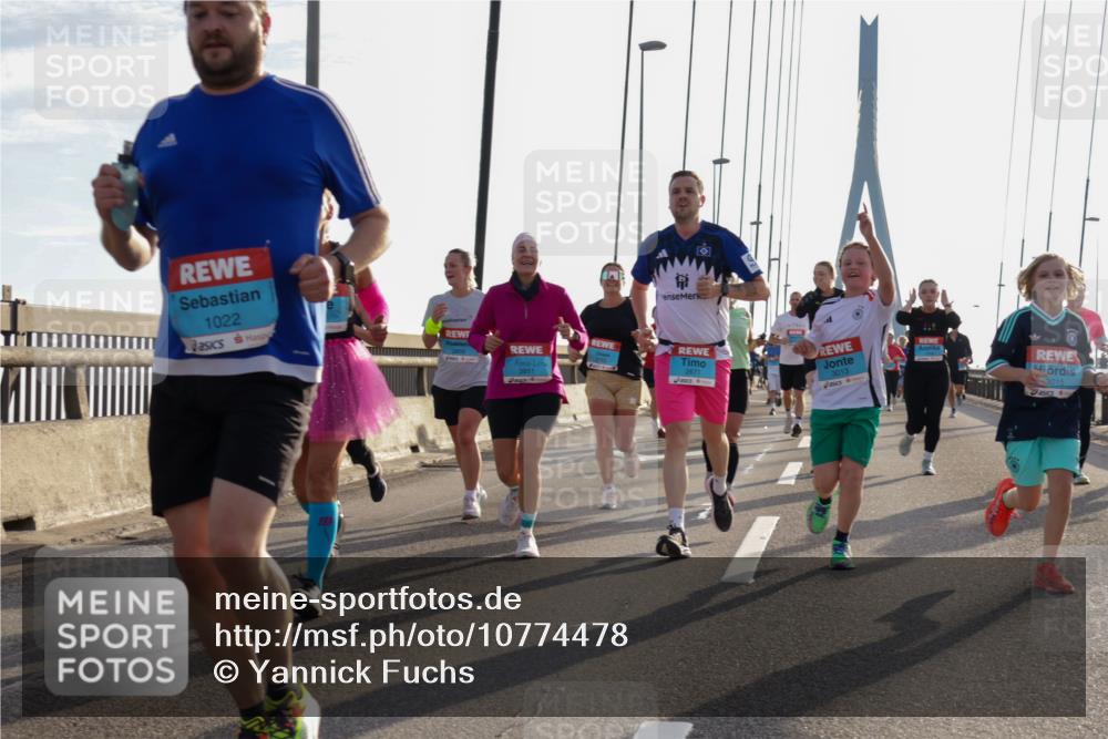 03.10.2026 - Köhlbrandbrückenlauf Yannick Fuchs http://msf.ph/oto/10774478 03.10.2026 09:33:37 Position 1 1022, 3851, 2671, 3013, 3015 meine-sportfotos.de