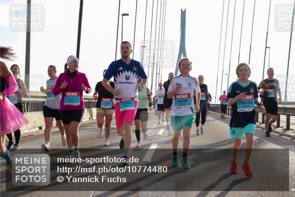 03.10.2026 - Köhlbrandbrückenlauf Yannick Fuchs http://msf.ph/oto/10774480 03.10.2026 09:33:38 Position 1 2671, 3013, 3015, 3851, 3753 meine-sportfotos.de