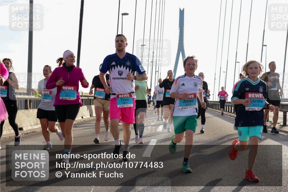 03.10.2026 - Köhlbrandbrückenlauf Yannick Fuchs http://msf.ph/oto/10774483 03.10.2026 09:33:38 Position 1 2658, 3851, 3753, 2671, 3013, 3015 meine-sportfotos.de