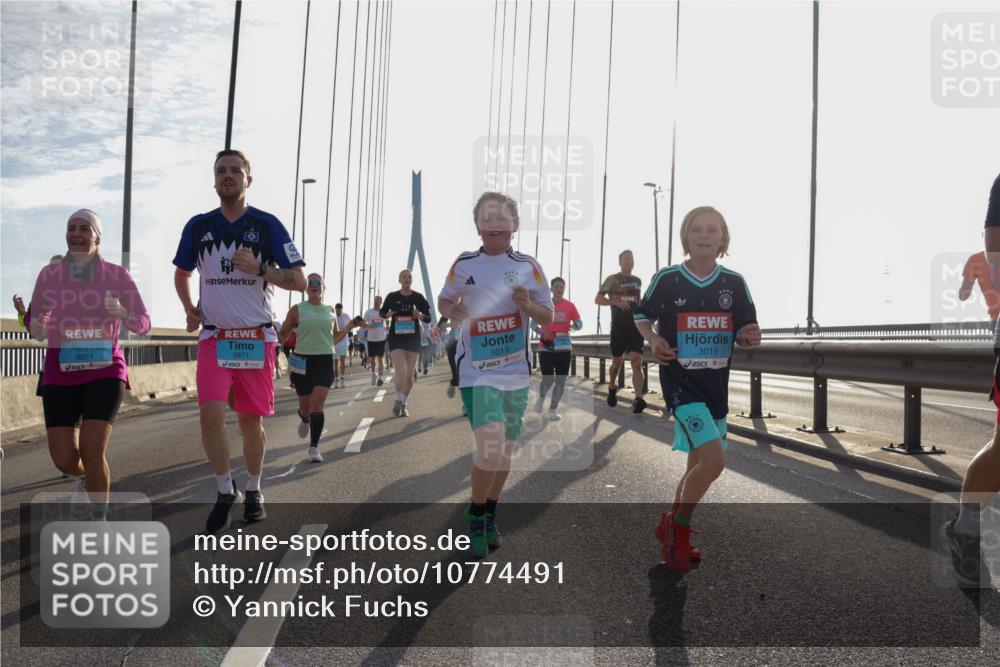 03.10.2026 - Köhlbrandbrückenlauf Yannick Fuchs http://msf.ph/oto/10774491 03.10.2026 09:33:38 Position 1 3851, 2671, 3013, 3015 meine-sportfotos.de