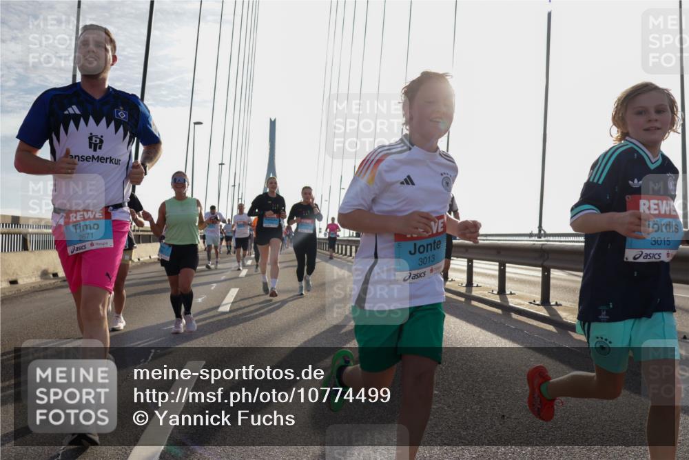 03.10.2026 - Köhlbrandbrückenlauf Yannick Fuchs http://msf.ph/oto/10774499 03.10.2026 09:33:39 Position 1 2671, 3013, 3015 meine-sportfotos.de