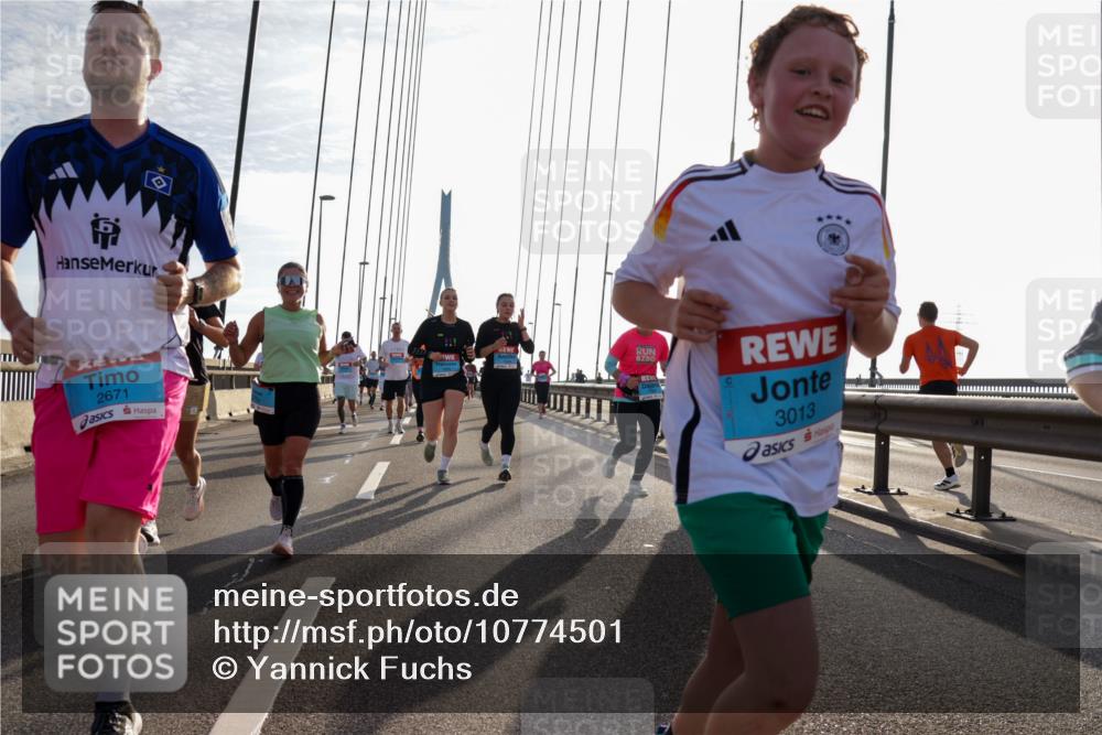 03.10.2026 - Köhlbrandbrückenlauf Yannick Fuchs http://msf.ph/oto/10774501 03.10.2026 09:33:39 Position 1 2671, 3013 meine-sportfotos.de