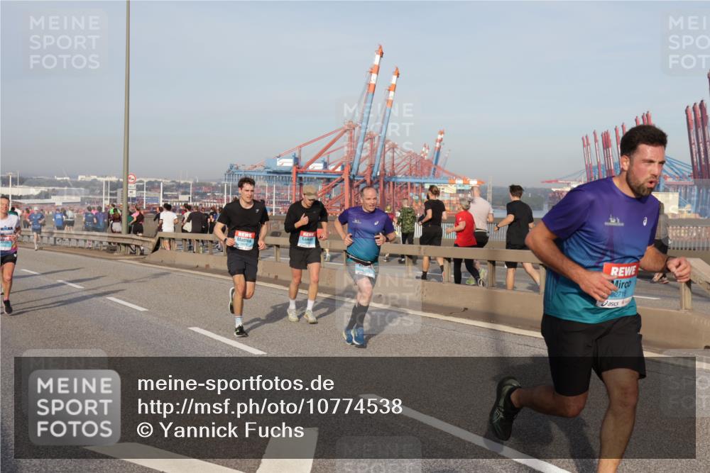03.10.2026 - Köhlbrandbrückenlauf Yannick Fuchs http://msf.ph/oto/10774538 03.10.2026 09:39:16 Position 2 2718 meine-sportfotos.de