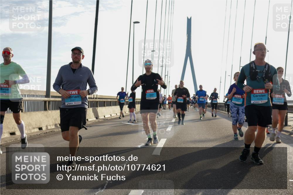 03.10.2026 - Köhlbrandbrückenlauf Yannick Fuchs http://msf.ph/oto/10774621 03.10.2026 09:33:49 Position 1 1965, 2627, 1576 meine-sportfotos.de