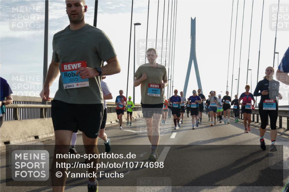 03.10.2026 - Köhlbrandbrückenlauf Yannick Fuchs http://msf.ph/oto/10774698 03.10.2026 09:33:55 Position 1 3372, 3783, 1514 meine-sportfotos.de