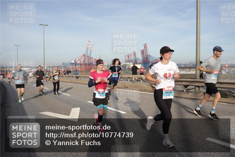 03.10.2026 - Köhlbrandbrückenlauf Yannick Fuchs http://msf.ph/oto/10774739 03.10.2026 09:39:37 Position 2 1812, 2382 meine-sportfotos.de