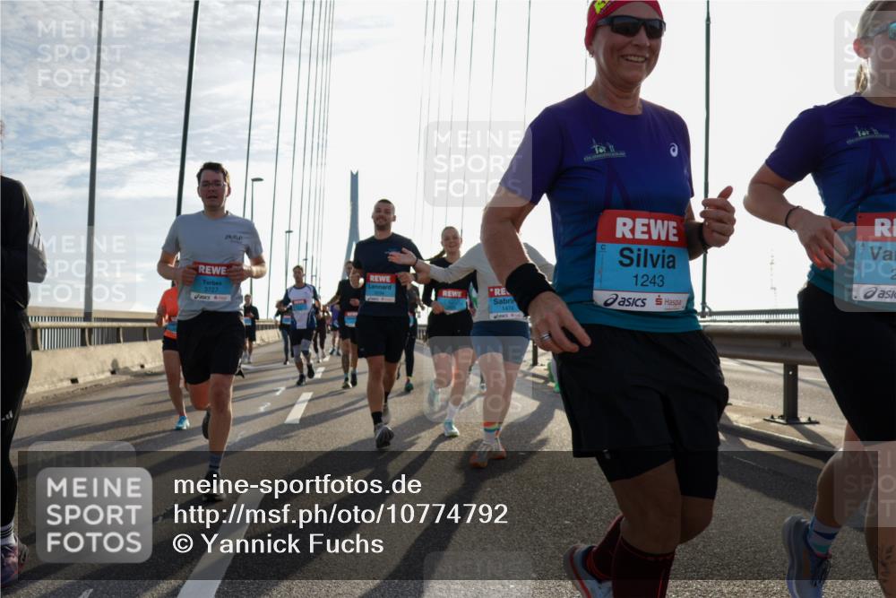 03.10.2026 - Köhlbrandbrückenlauf Yannick Fuchs http://msf.ph/oto/10774792 03.10.2026 09:34:01 Position 1 3727, 3294, 1474, 1243 meine-sportfotos.de