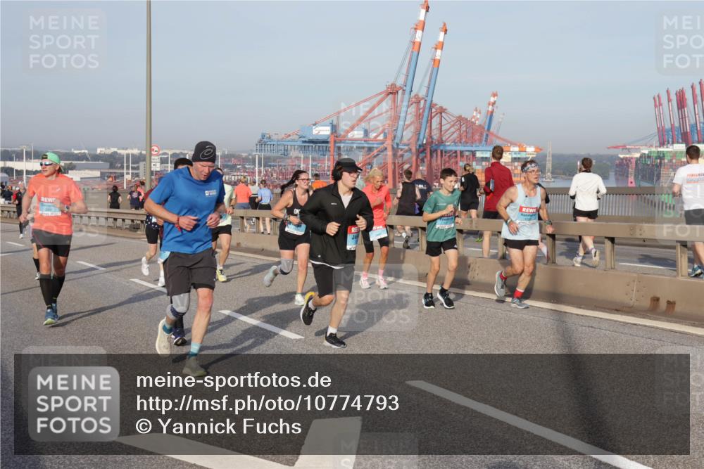 03.10.2026 - Köhlbrandbrückenlauf Yannick Fuchs http://msf.ph/oto/10774793 03.10.2026 09:39:42 Position 2  meine-sportfotos.de