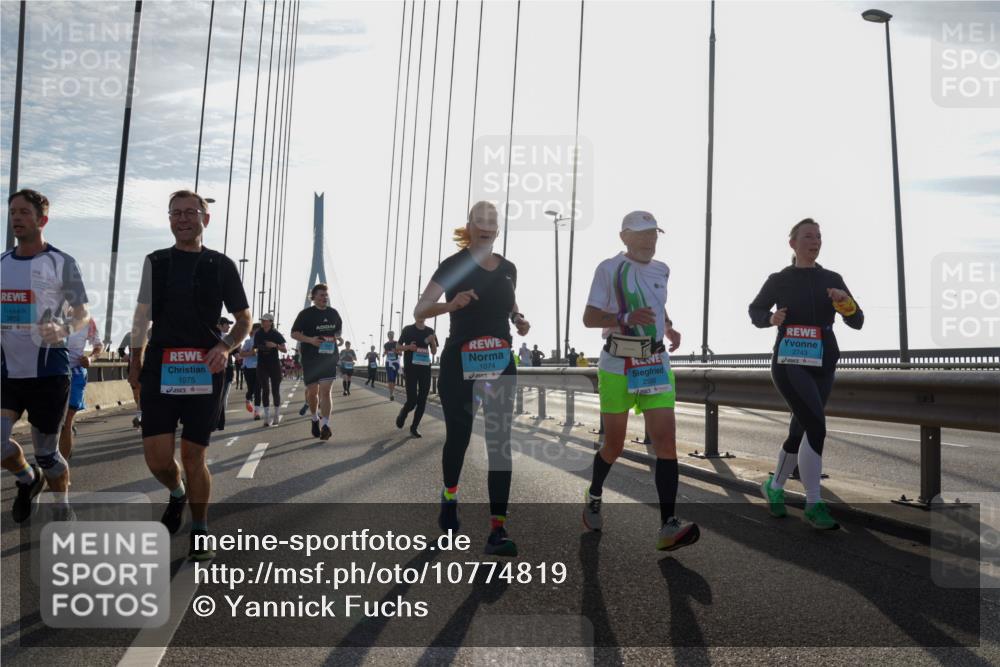 03.10.2026 - Köhlbrandbrückenlauf Yannick Fuchs http://msf.ph/oto/10774819 03.10.2026 09:34:03 Position 1 1075, 1074, 2595, 2743 meine-sportfotos.de