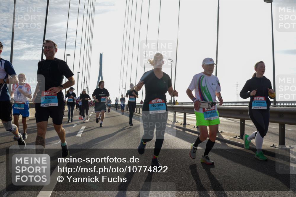 03.10.2026 - Köhlbrandbrückenlauf Yannick Fuchs http://msf.ph/oto/10774822 03.10.2026 09:34:03 Position 1 1075, 1074, 2595, 2743 meine-sportfotos.de