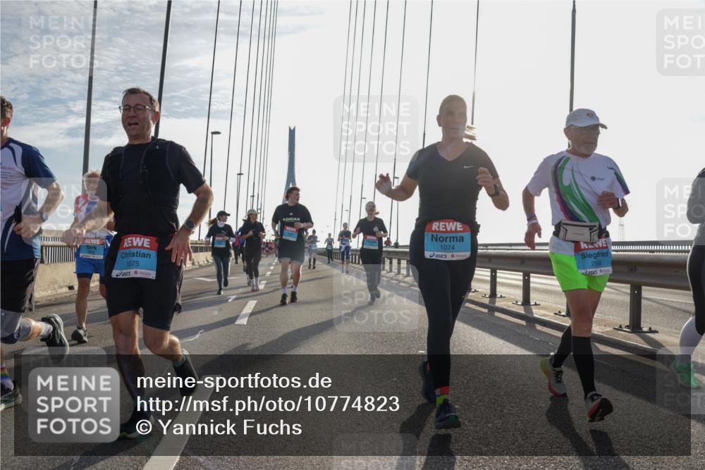 03.10.2026 - Köhlbrandbrückenlauf Yannick Fuchs http://msf.ph/oto/10774823 03.10.2026 09:34:03 Position 1 1075, 1074, 2595 meine-sportfotos.de