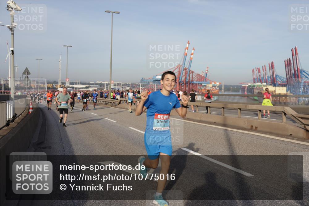 03.10.2026 - Köhlbrandbrückenlauf Yannick Fuchs http://msf.ph/oto/10775016 03.10.2026 09:40:03 Position 2 1229 meine-sportfotos.de