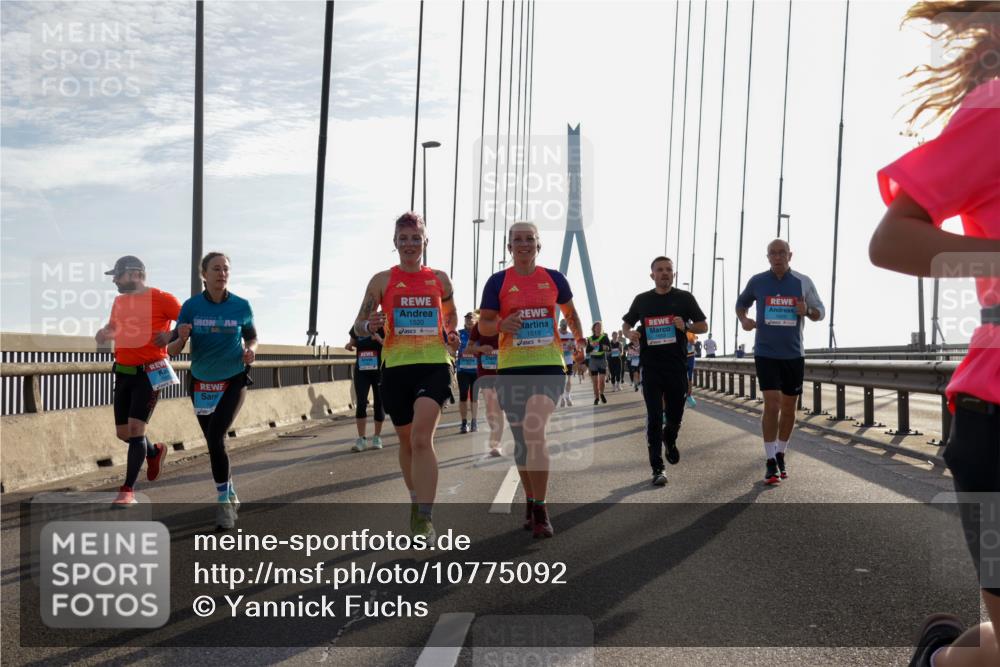 03.10.2026 - Köhlbrandbrückenlauf Yannick Fuchs http://msf.ph/oto/10775092 03.10.2026 09:34:29 Position 1 1520, 1519 meine-sportfotos.de