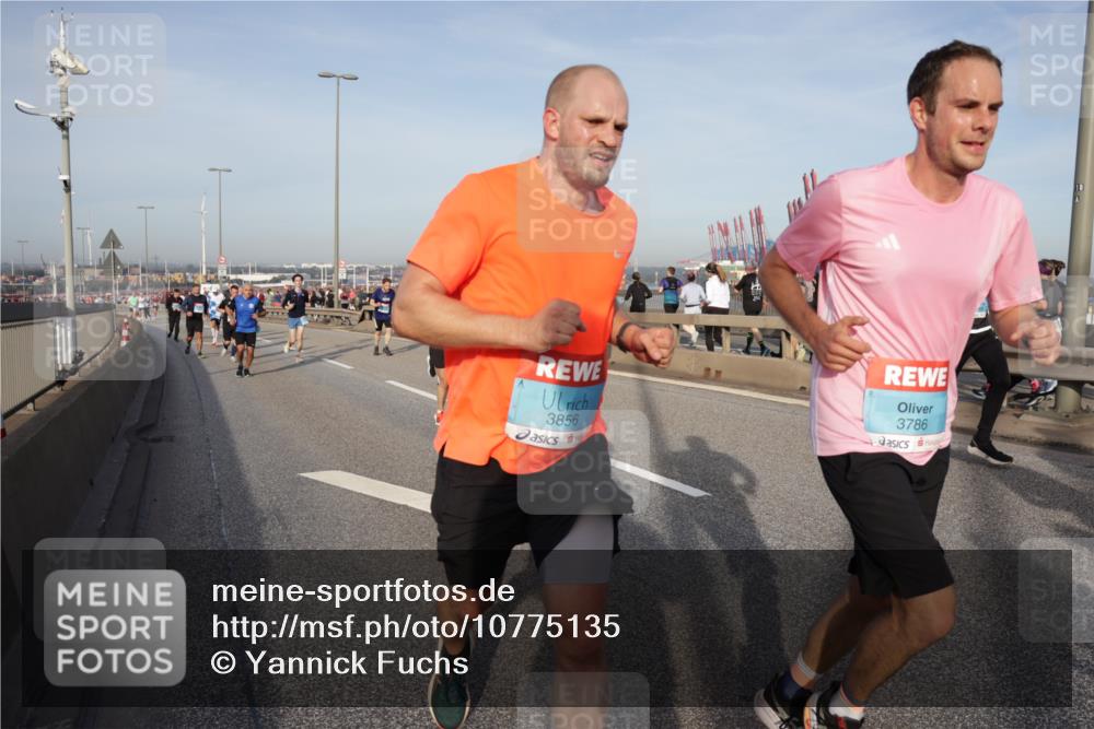 03.10.2026 - Köhlbrandbrückenlauf Yannick Fuchs http://msf.ph/oto/10775135 03.10.2026 09:40:13 Position 2 3856, 3786 meine-sportfotos.de