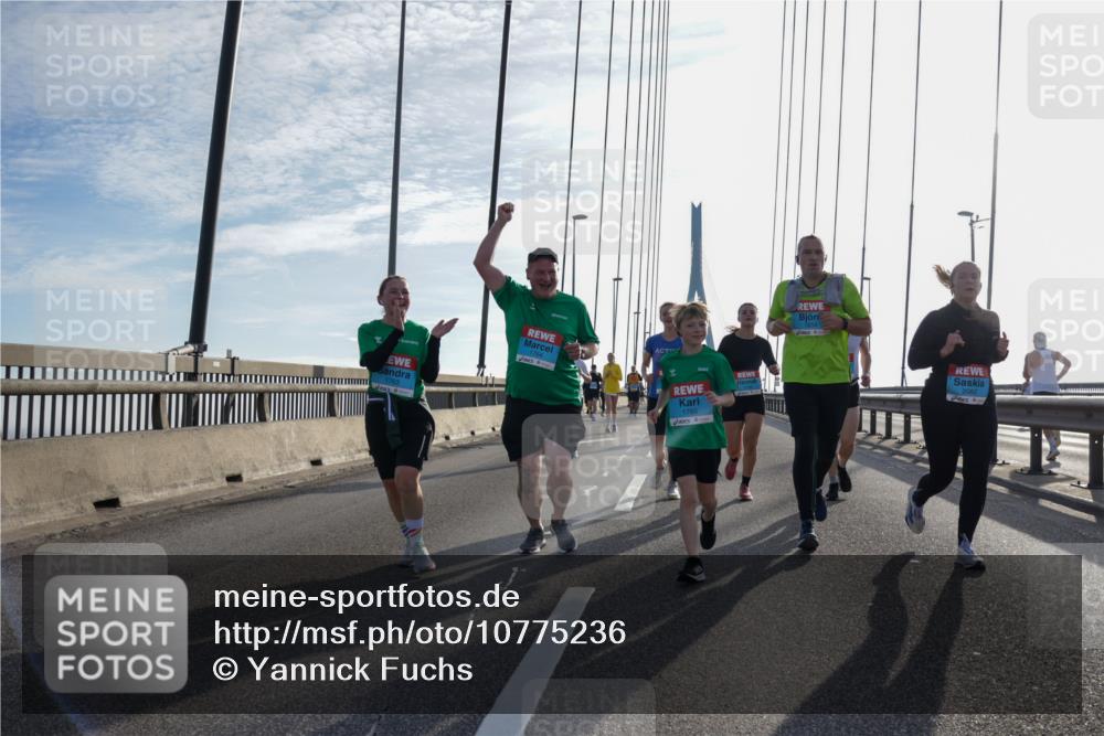 03.10.2026 - Köhlbrandbrückenlauf Yannick Fuchs http://msf.ph/oto/10775236 03.10.2026 09:34:41 Position 1 1763, 1764, 1765 meine-sportfotos.de