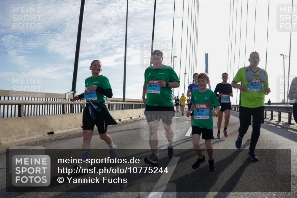 03.10.2026 - Köhlbrandbrückenlauf Yannick Fuchs http://msf.ph/oto/10775244 03.10.2026 09:34:42 Position 1 1764, 1763, 1765, 1654 meine-sportfotos.de