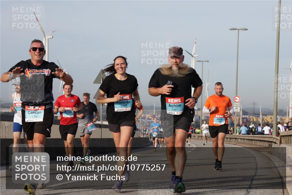 03.10.2026 - Köhlbrandbrückenlauf Yannick Fuchs http://msf.ph/oto/10775257 03.10.2026 09:40:29 Position 2 2400, 1786, 2390, 2387, 500 meine-sportfotos.de